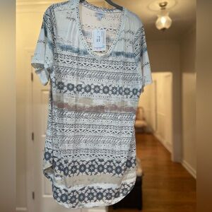 LuLaRoe Iris tee L